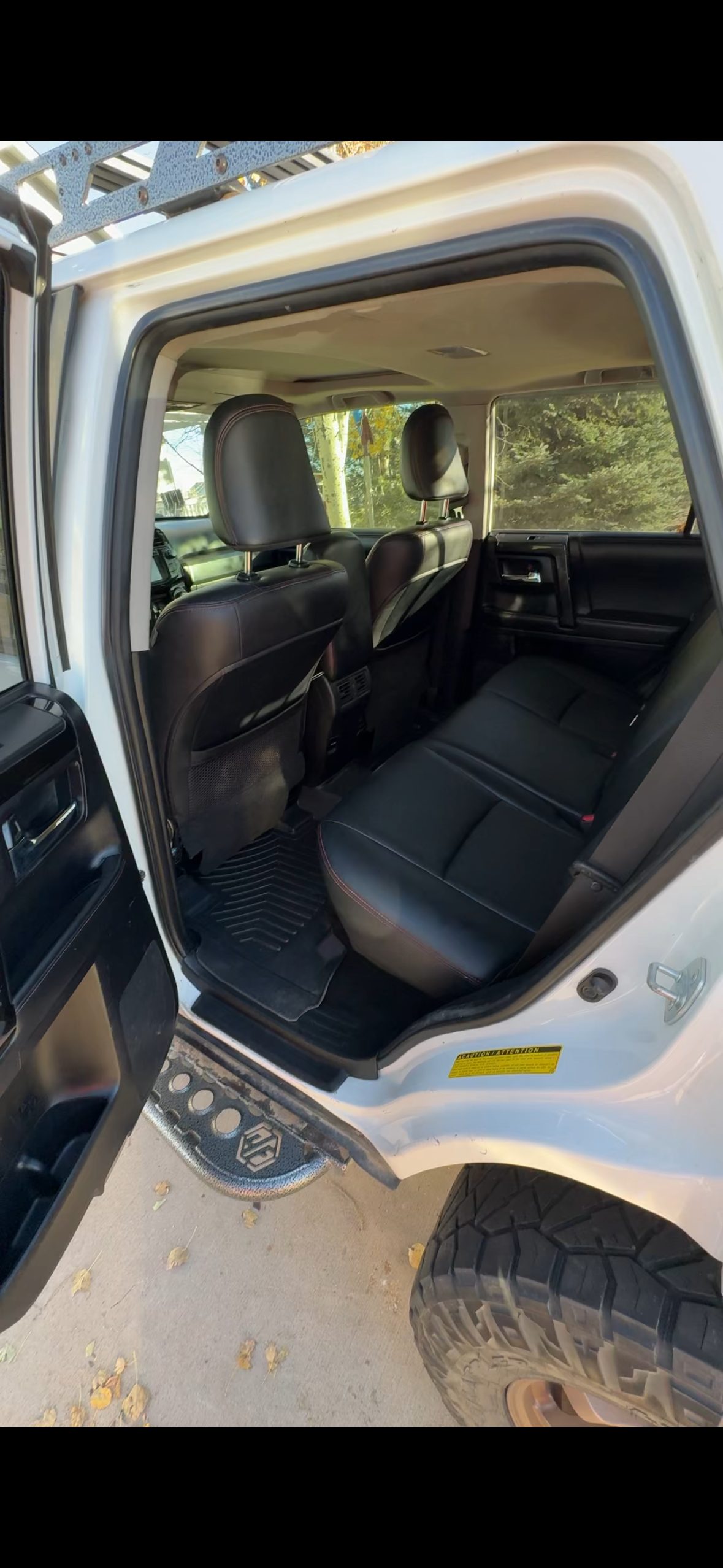 Detailed rear leather seats, clean and conditioned